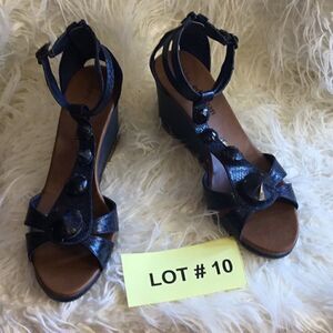 LIBBY EDELMAN sandals in size 11w navy blue